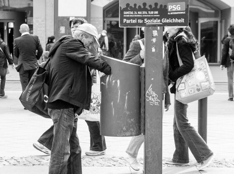 Armutsfalle Deutschland - UZ-PLUS - UZ-PLUS Stoppt Die Kriegshetze Gegen Russland 72051043 - Armutsfalle Deutschland - UZ-PLUS - UZ-PLUS