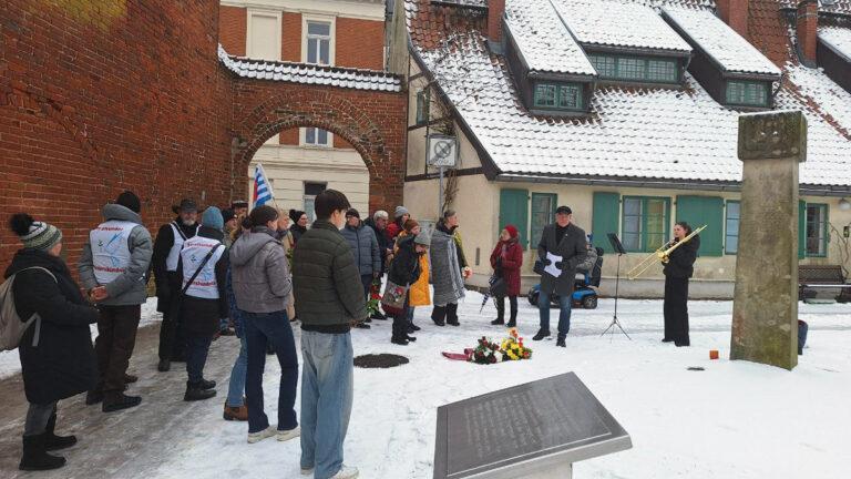 photo 2026 01 27 18 46 37 - Verpflichtung für die Gegenwart - Friedensbündnis Stralsund - Friedensbündnis Stralsund