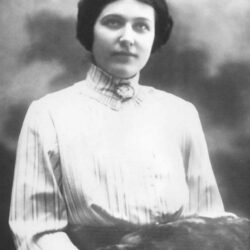 Mit Schreibmaschine und Gewehr