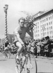 0816 Bundesarchiv Bild 183 30490 0002 VIII. Friedensfahrt G. A - Fahren für den Frieden - DDR, Radsport, Täve Schur - Die letzte Seite