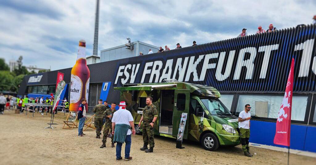 Sportsfreunde an die Front? - Bundeswehrwerbung, Fußballfans, Militarisierung, repressiver Staat, Sportpolitik, Wiedereinführung der Wehrpflicht - Hintergrund 0908 2025 05 24 Finaltag der Amateure Frankfurt 3 1024x740 1 - Sportsfreunde an die Front? - Bundeswehrwerbung, Fußballfans, Militarisierung, repressiver Staat, Sportpolitik, Wiedereinführung der Wehrpflicht - Hintergrund