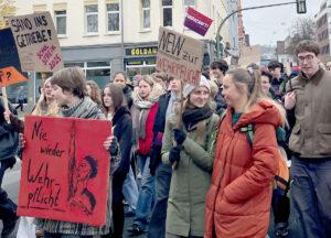 Geburtstagsgeschenk an Rosa - 155. Geburtstag, Karl Liebknecht, Rosa Luxemburg, Schulstreik - Hintergrund IMG 4519 SDAJ Bielefeld - Geburtstagsgeschenk an Rosa - 155. Geburtstag, Karl Liebknecht, Rosa Luxemburg, Schulstreik - Hintergrund