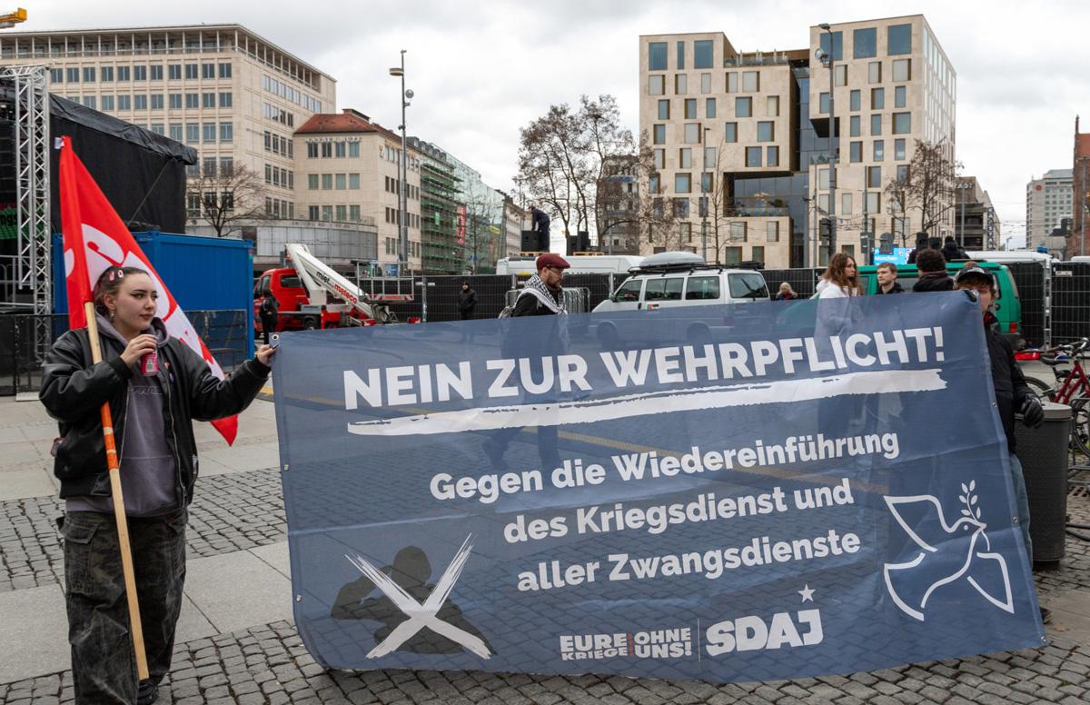 IMG 5663 scaled 1 - Für Frieden, Kuba und Palästina - Anti-Siko-Demo 2026, DKP, Mark Ellmann, München, SDAJ, Sevim Dagdelen, Sicherheitskonferenz - Blog, Aktion