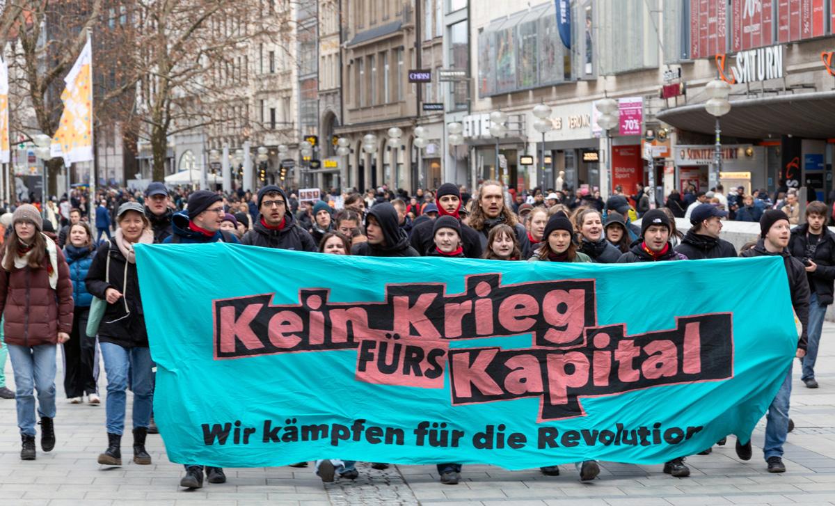 IMG 5678 scaled 1 - Für Frieden, Kuba und Palästina - Anti-Siko-Demo 2026, DKP, Mark Ellmann, München, SDAJ, Sevim Dagdelen, Sicherheitskonferenz - Blog, Aktion