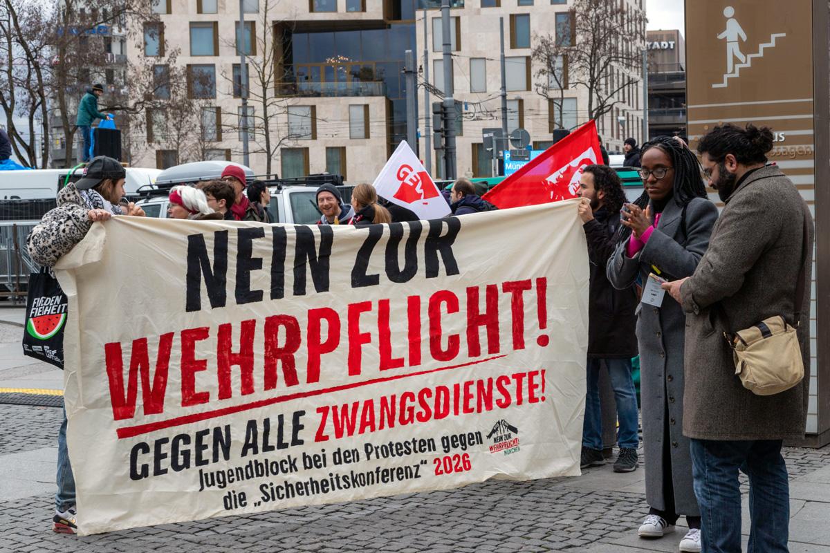 IMG 5683 1 scaled 1 - Für Frieden, Kuba und Palästina - Anti-Siko-Demo 2026, DKP, Mark Ellmann, München, SDAJ, Sevim Dagdelen, Sicherheitskonferenz - Blog, Aktion