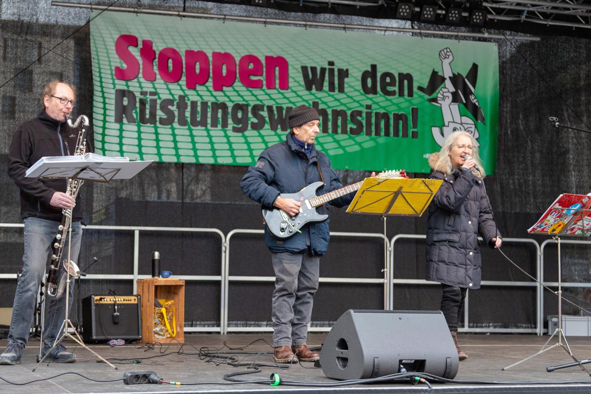 IMG 5690 scaled 1 - Für Frieden, Kuba und Palästina - Anti-Siko-Demo 2026, DKP, Mark Ellmann, München, SDAJ, Sevim Dagdelen, Sicherheitskonferenz - Blog, Aktion