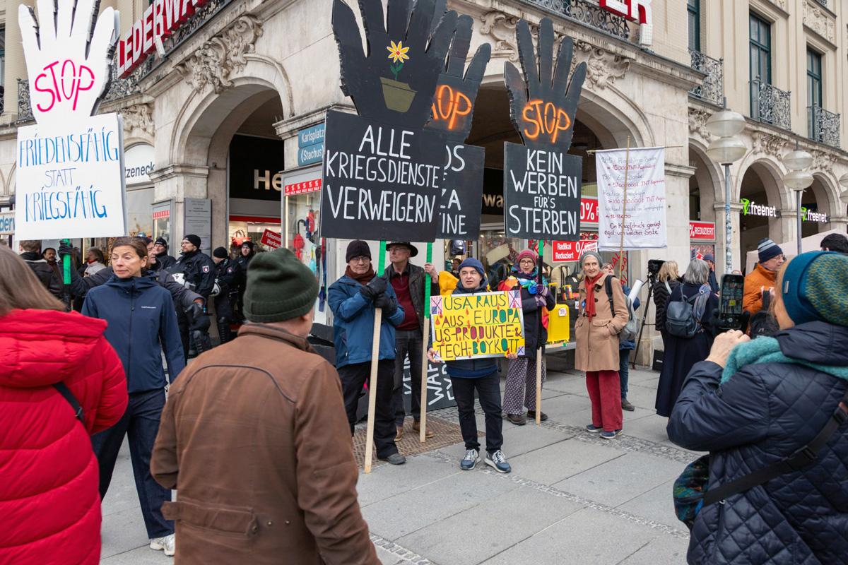 IMG 5695 scaled 1 - Für Frieden, Kuba und Palästina - Anti-Siko-Demo 2026, DKP, Mark Ellmann, München, SDAJ, Sevim Dagdelen, Sicherheitskonferenz - Blog, Aktion