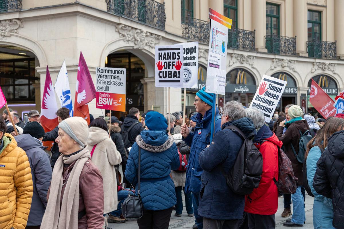 IMG 5720 1 scaled 1 - Für Frieden, Kuba und Palästina - Anti-Siko-Demo 2026, DKP, Mark Ellmann, München, SDAJ, Sevim Dagdelen, Sicherheitskonferenz - Blog, Aktion
