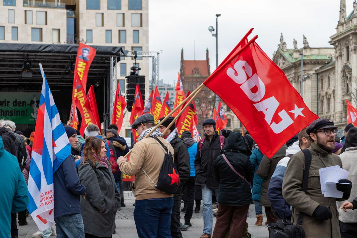 IMG 5725 1 scaled 1 - Für Frieden, Kuba und Palästina - Anti-Siko-Demo 2026, DKP, Mark Ellmann, München, SDAJ, Sevim Dagdelen, Sicherheitskonferenz - Blog, Aktion