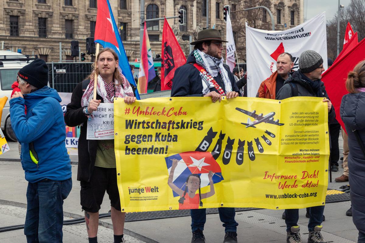 IMG 5732 scaled 1 - Für Frieden, Kuba und Palästina - Anti-Siko-Demo 2026, DKP, Mark Ellmann, München, SDAJ, Sevim Dagdelen, Sicherheitskonferenz - Blog, Aktion