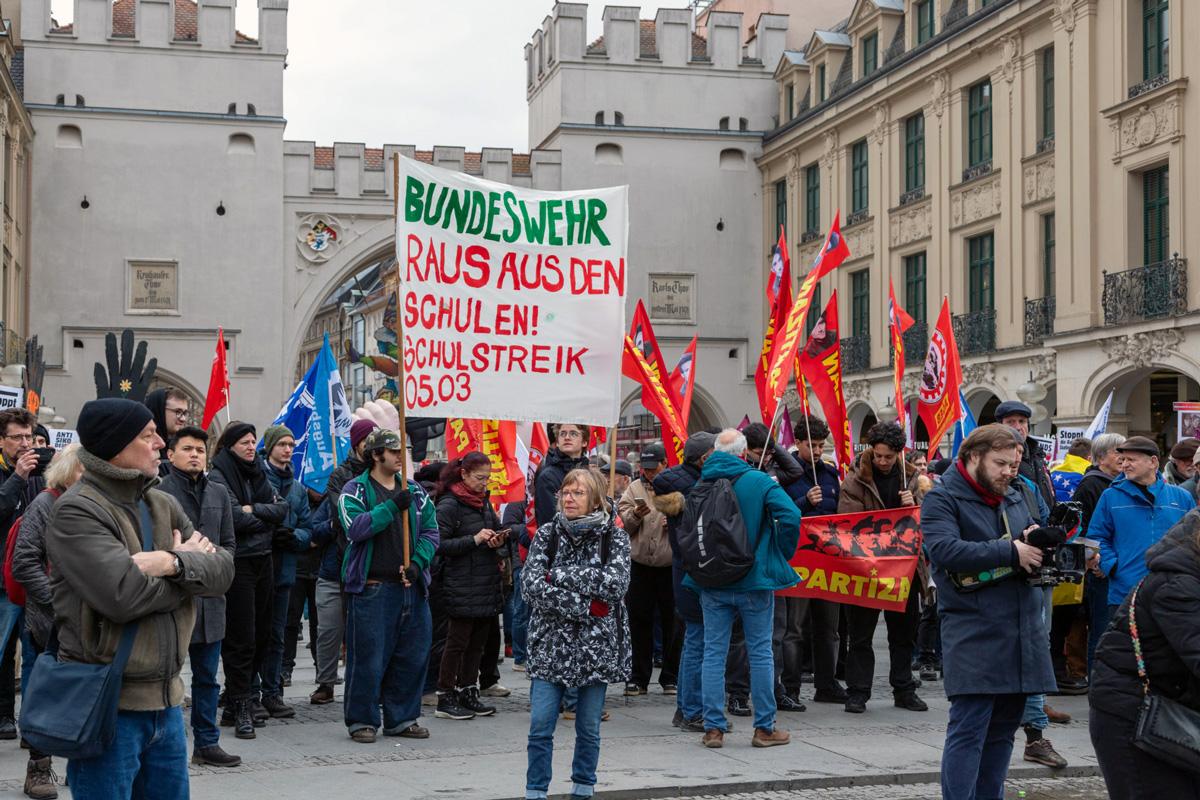 IMG 5734 scaled 1 - Für Frieden, Kuba und Palästina - Anti-Siko-Demo 2026, DKP, Mark Ellmann, München, SDAJ, Sevim Dagdelen, Sicherheitskonferenz - Blog, Aktion