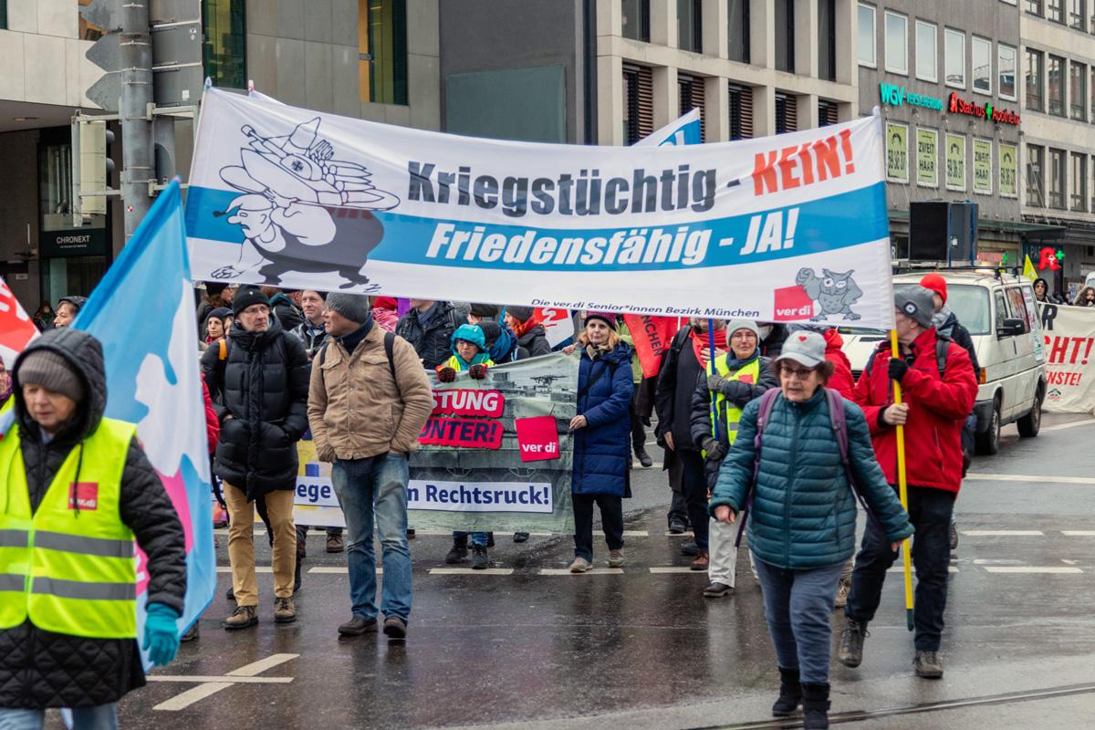 IMG 5759 scaled 1 - Für Frieden, Kuba und Palästina - Anti-Siko-Demo 2026, DKP, Mark Ellmann, München, SDAJ, Sevim Dagdelen, Sicherheitskonferenz - Blog, Aktion