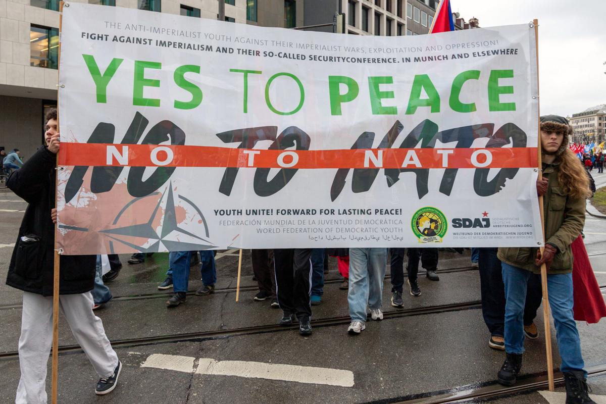 IMG 5765 scaled 1 - Für Frieden, Kuba und Palästina - Anti-Siko-Demo 2026, DKP, Mark Ellmann, München, SDAJ, Sevim Dagdelen, Sicherheitskonferenz - Blog, Aktion
