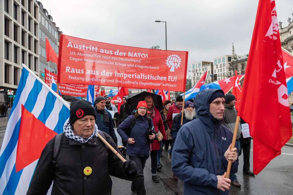 IMG 5778 scaled 1 - Für Frieden, Kuba und Palästina - Anti-Siko-Demo 2026, DKP, Mark Ellmann, München, SDAJ, Sevim Dagdelen, Sicherheitskonferenz - Blog, Aktion
