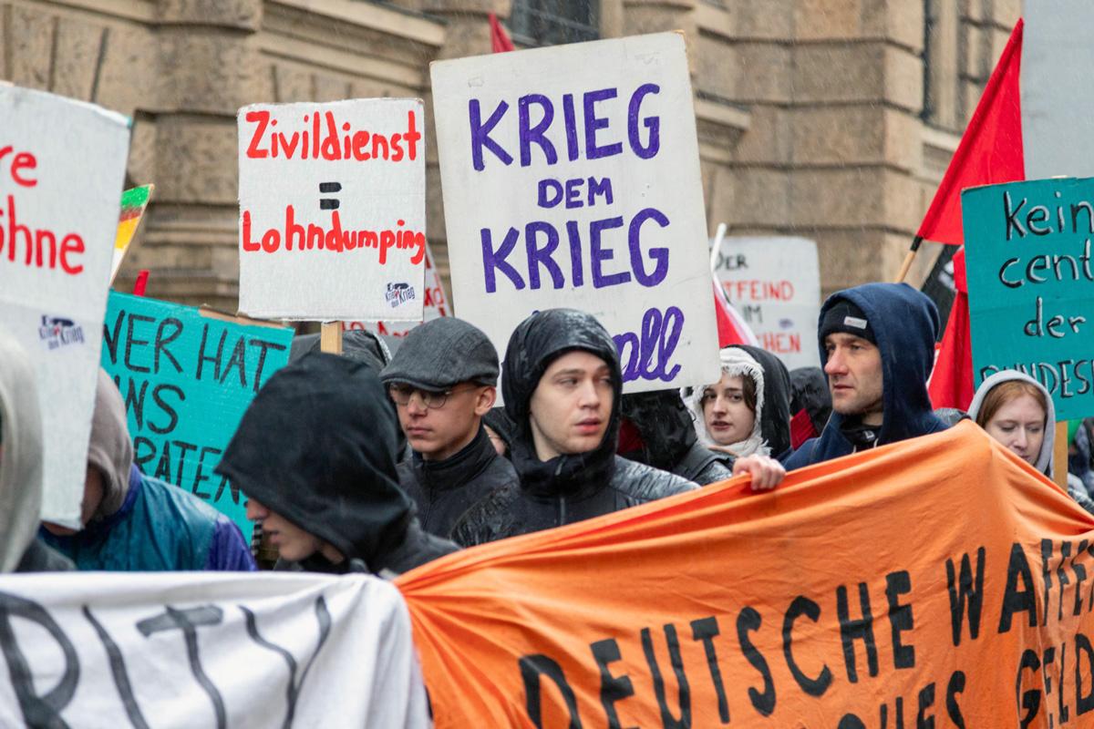 IMG 5817 scaled 1 - Für Frieden, Kuba und Palästina - Anti-Siko-Demo 2026, DKP, Mark Ellmann, München, SDAJ, Sevim Dagdelen, Sicherheitskonferenz - Blog, Aktion