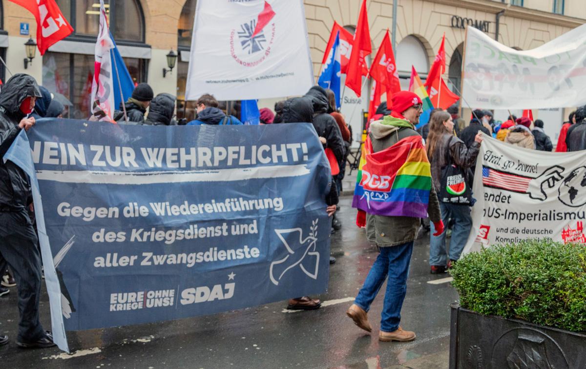 IMG 5852 scaled 1 - Für Frieden, Kuba und Palästina - Anti-Siko-Demo 2026, DKP, Mark Ellmann, München, SDAJ, Sevim Dagdelen, Sicherheitskonferenz - Blog, Aktion