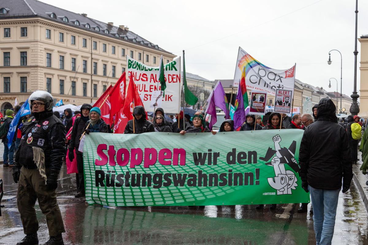 IMG 5853 scaled 1 - Für Frieden, Kuba und Palästina - Anti-Siko-Demo 2026, DKP, Mark Ellmann, München, SDAJ, Sevim Dagdelen, Sicherheitskonferenz - Blog, Aktion
