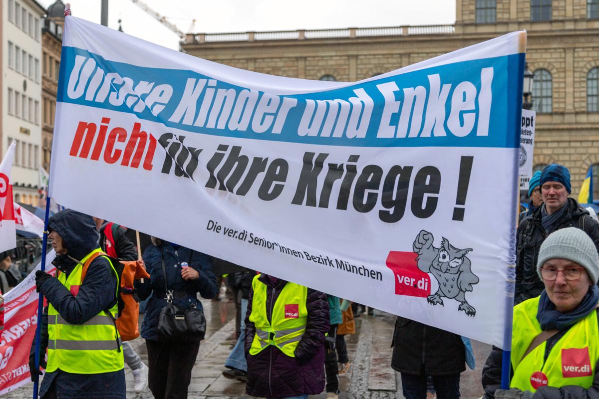 IMG 5860 scaled 1 - Für Frieden, Kuba und Palästina - Anti-Siko-Demo 2026, DKP, Mark Ellmann, München, SDAJ, Sevim Dagdelen, Sicherheitskonferenz - Blog, Aktion