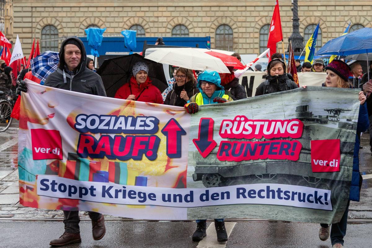 IMG 5861 scaled 1 - Für Frieden, Kuba und Palästina - Anti-Siko-Demo 2026, DKP, Mark Ellmann, München, SDAJ, Sevim Dagdelen, Sicherheitskonferenz - Blog, Aktion