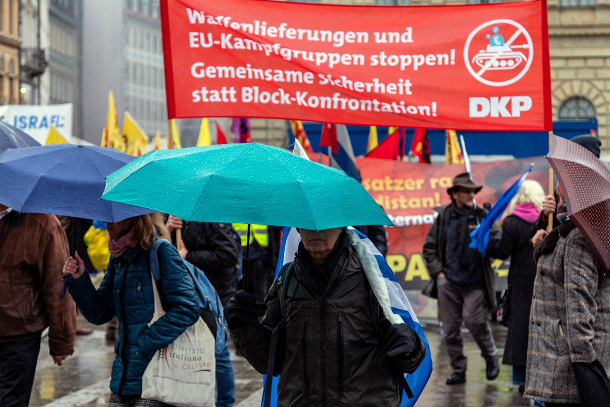 IMG 5883 scaled 1 - Für Frieden, Kuba und Palästina - Anti-Siko-Demo 2026, DKP, Mark Ellmann, München, SDAJ, Sevim Dagdelen, Sicherheitskonferenz - Blog, Aktion