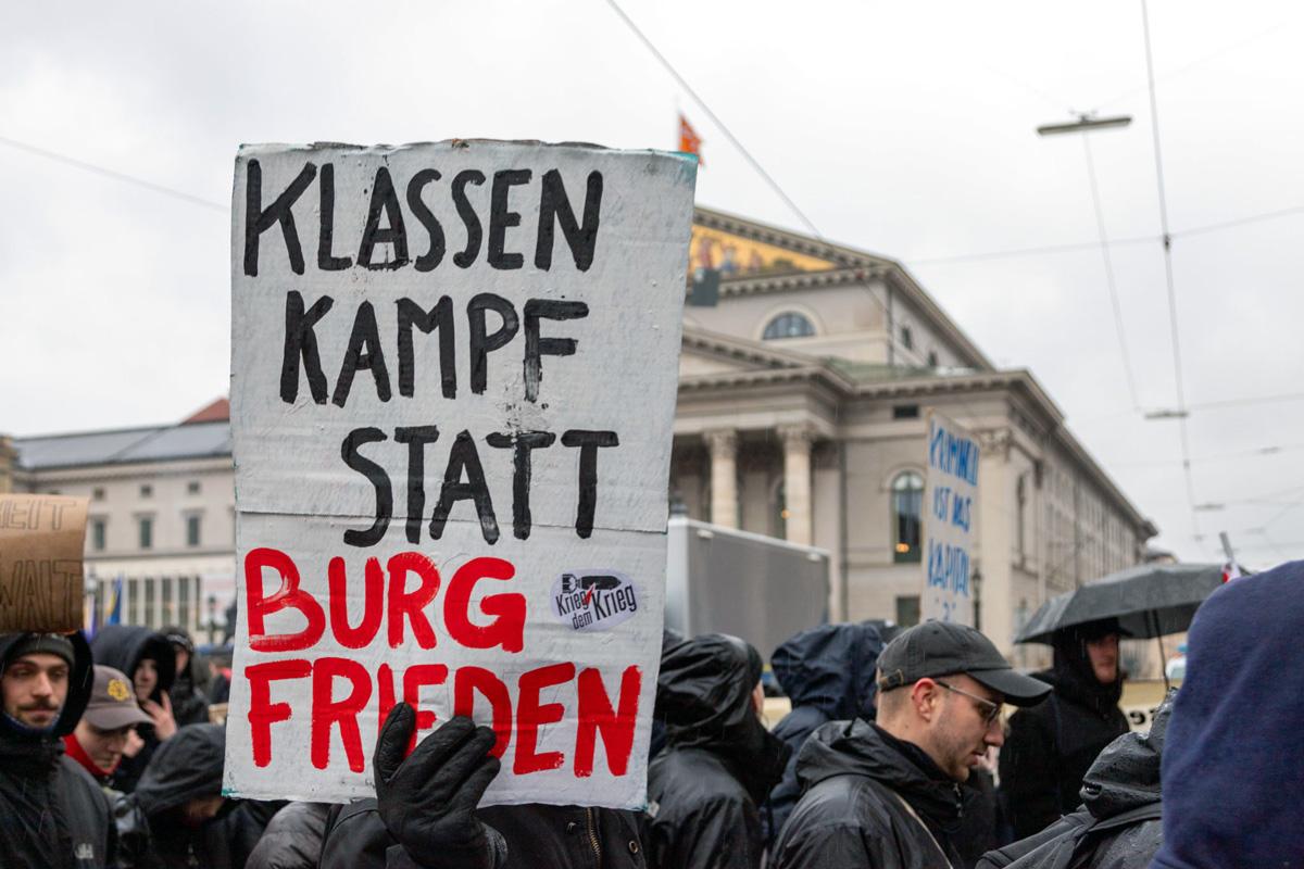 IMG 5903 scaled 1 - Für Frieden, Kuba und Palästina - Anti-Siko-Demo 2026, DKP, Mark Ellmann, München, SDAJ, Sevim Dagdelen, Sicherheitskonferenz - Blog, Aktion