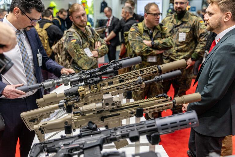 100201 Ruestungsmesse - Rüstungsboom plus Deindustrialisierung? - DGB Hessen-Thüringen - DGB Hessen-Thüringen