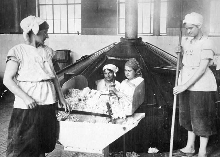 1010 Enemy Activities Manufacturing War Material Scene within a German munitions factory - Frauen im Krieg – Frauen gegen Krieg - Erster Weltkrieg - Erster Weltkrieg