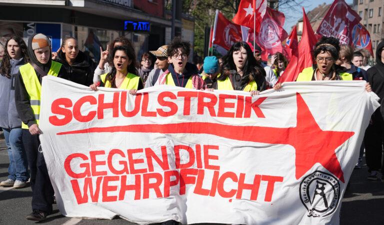 111301 DSC05491 SDAJ Essen 1 - Vorwärts die Zeit - Politik - Politik