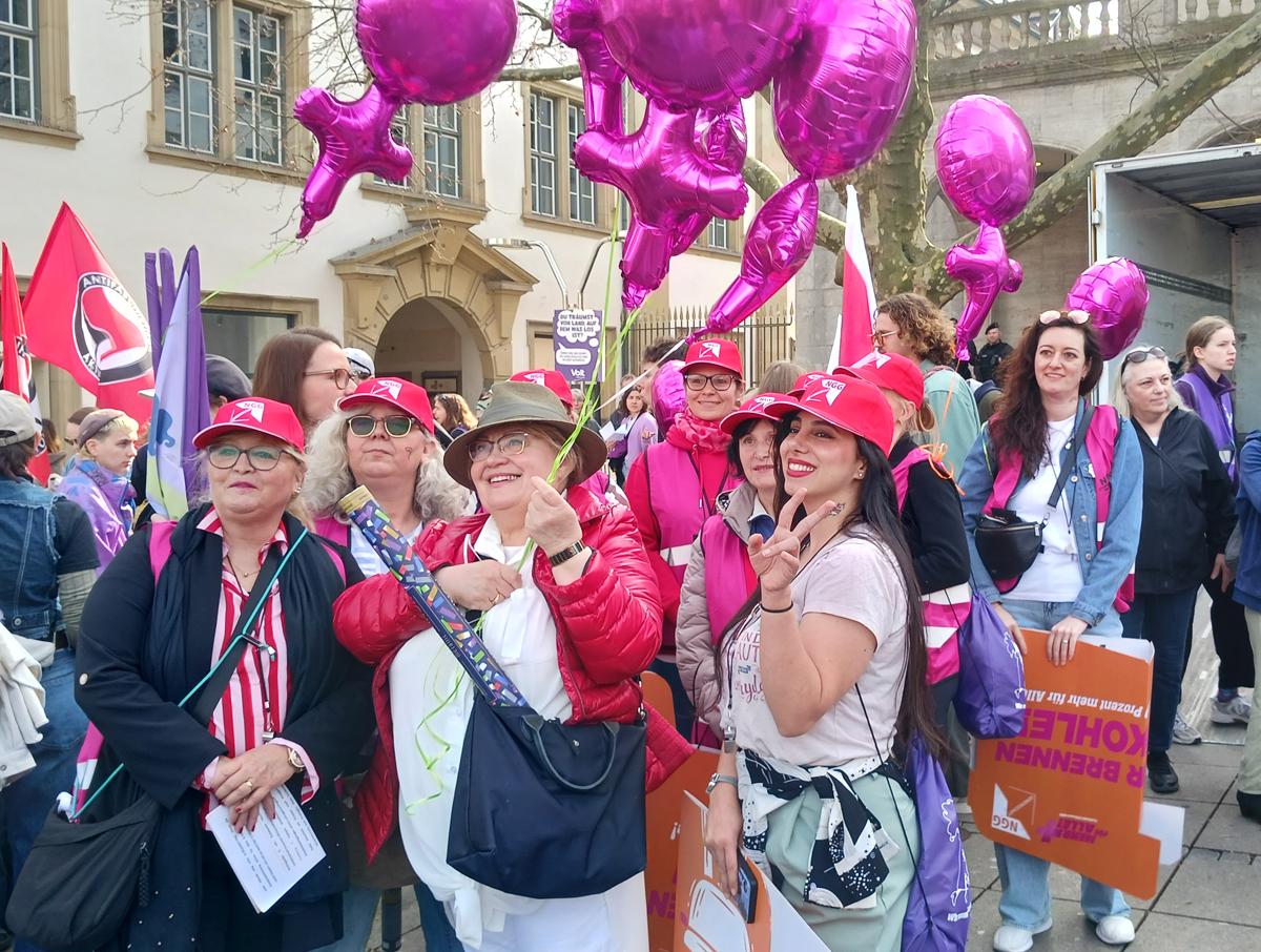 111303 Stuttgart Demo 1 Christa Hourani - Die Verhältnisse zum Tanzen bringen - Frauenarbeitskreis der DKP Essen, Internationaler Frauentag 2026, Revue, Siw Mammitzsch - Kultur