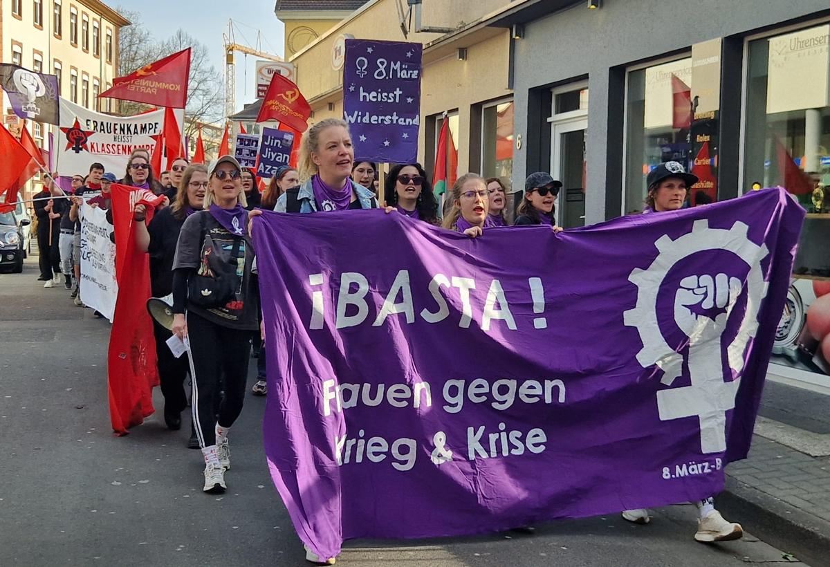 111304 Giessen Demo Martina Lennartz - Die Verhältnisse zum Tanzen bringen - Frauenarbeitskreis der DKP Essen, Internationaler Frauentag 2026, Revue, Siw Mammitzsch - Kultur