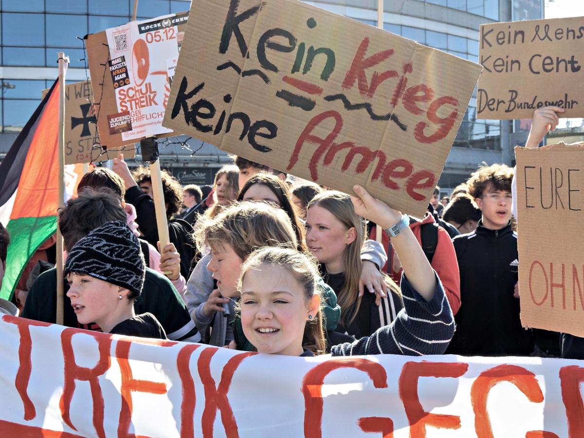 111501 Dortmund - Euer Streik ist wichtig! - Dortmund, IG Metall, Initiative Schulstreik gegen Wehrpflicht, Phoebe Hauk, ver.di - Aktion