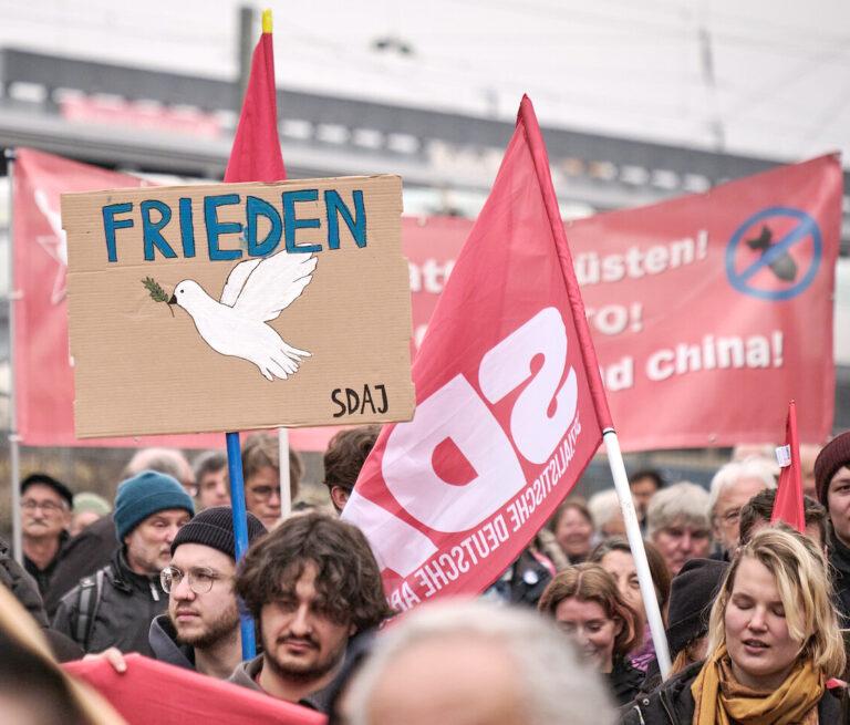 1210 52802168729 6e8ac3f328 k - Den Imperialismus zum Frieden zwingen? - „Den dritten Weltkrieg verhindern“, Antiimperialismus, Friedenskampf, Klassenfrage, Parteivorstand der DKP, Patrik Köbele, Strategiepapier - Theorie & Geschichte
