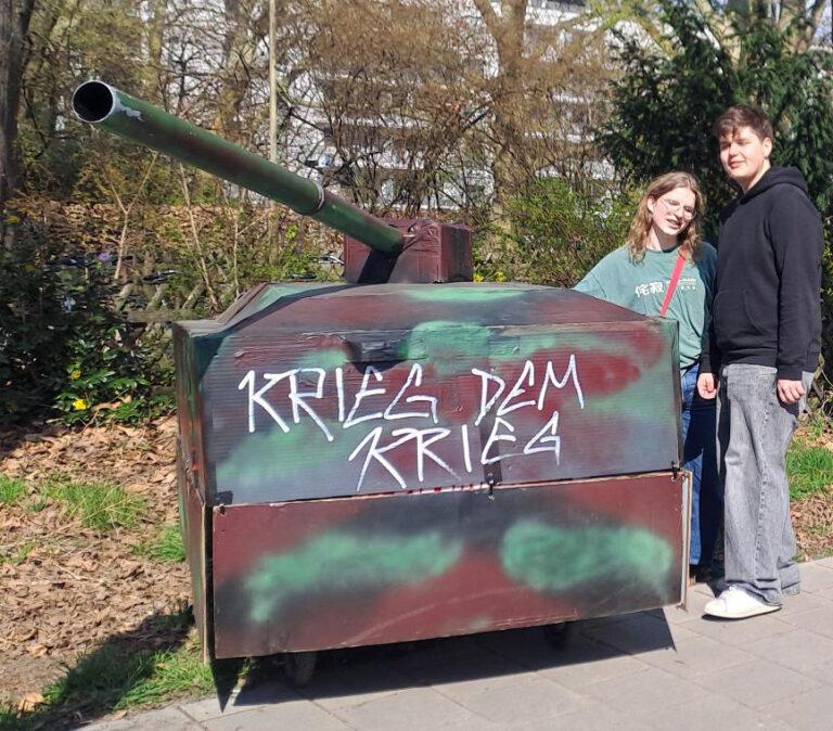 1400303 Bildmeldung Nuernberg - „Ab hier nur noch in Uniform“ - DKP, DKP Nürnberg, Friedensforum, Gesundheitswesen, Kliniken, Linksjugend, Militarisierung, SDAJ, Wo bleiben die Milliarden? - Blog, Aktion