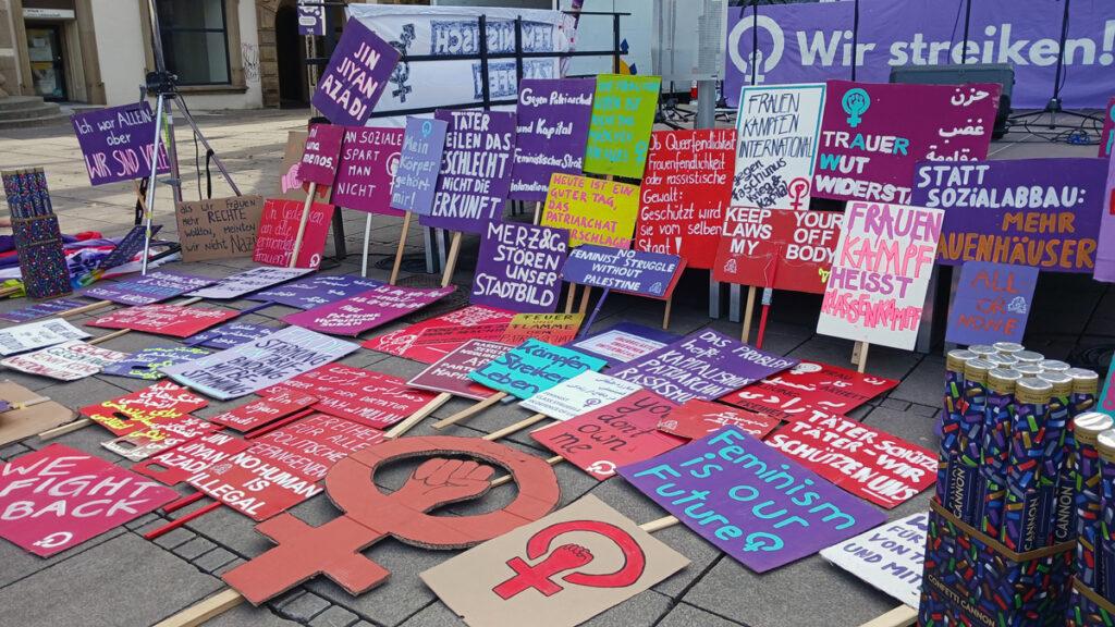 20260308 133537 - Auch unbezahlte Arbeit bestreiken - 8. März 2026, Aktionsbündnis 8. März, NGG, Stuttgart - Blog, Aktion