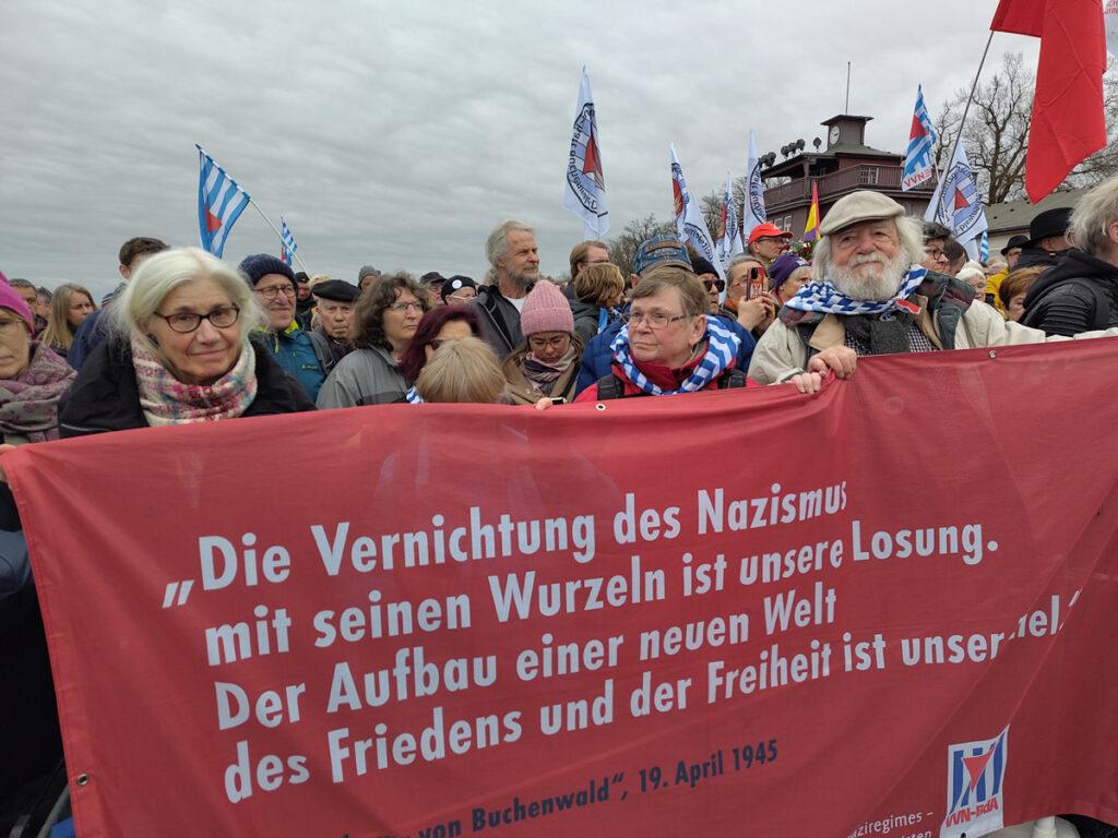 0802 IMG 20260412 134837 - Die Würde des Widerstands - 81. Tag der Befreiung, Alexej Lyssenko, Alojzy Maciak, André Goldstein, Andrei Moiseenko, Hape Kerkeling, IKBD, Jens-Christian Wagner, Katinka Poensgen, Kufiyas in Buchenwald, KZ Buchenwald, Lena Sarah Carlebach, reaktionär-militaristischer Staatsumbau, Sabine Stein, Thadäus König, Vera Dehle-Thälmann, VVN-BdA Hessen, Wolfram Weimer - Hintergrund
