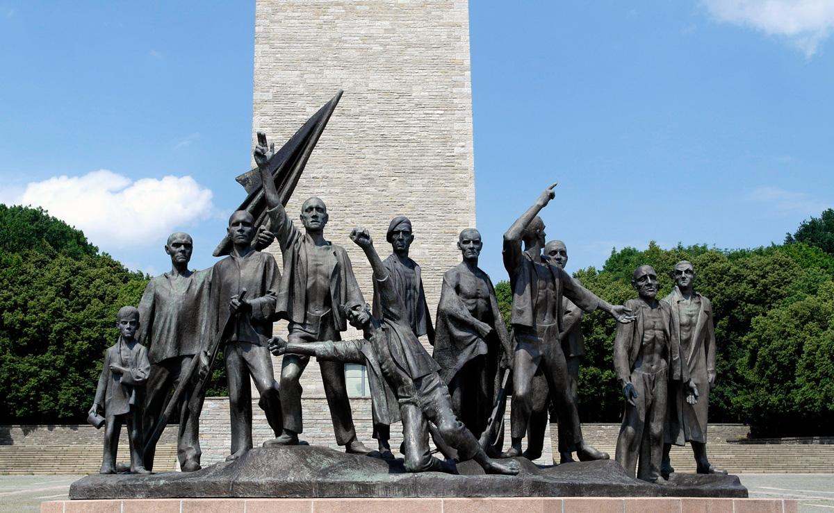 1510 Buchenwald Denkmal v. Prof - Kameraden, wir sind frei! - UZ vom 10. April 2026 - UZ vom 10. April 2026