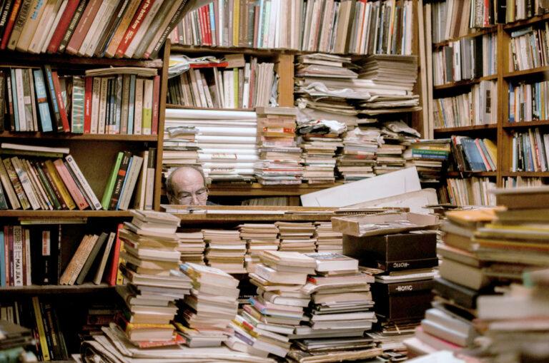 1511 pexels ekrulila 4102712 - Kein Geschäft wie jedes andere - Buchhandlungspreis - Buchhandlungspreis