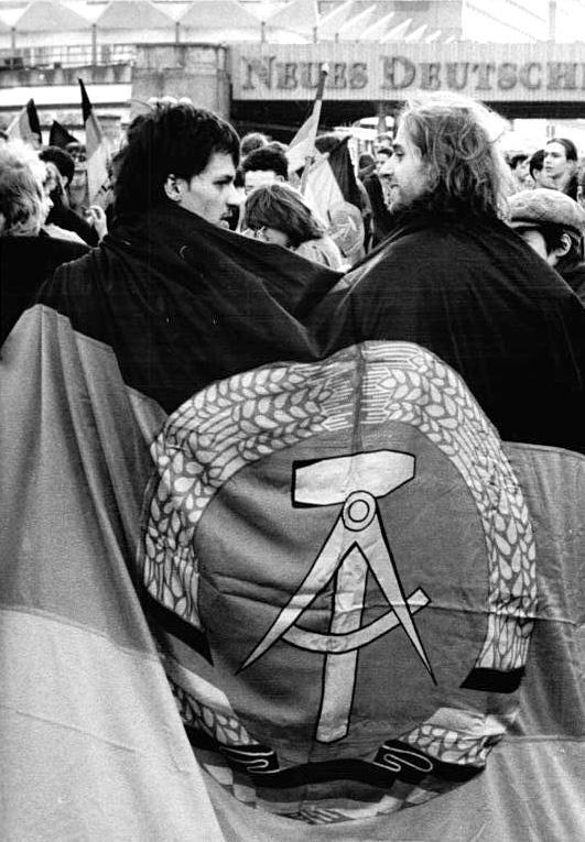 1512 Bundesarchiv Bild 183 1990 0319 020 Berlin Demonstration gegen Rechts - Wie im Kolonialstaat - Arnold Schölzel, DDR, DKP, Ostdeutschland - Hintergrund