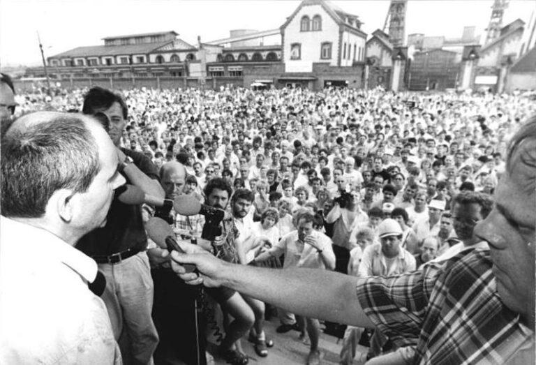 1512 Bundesarchiv Bild 183 1990 0805 023 Bleicherode Kundgebung der Kali Kumpel - Wie im Kolonialstaat - DKP - DKP
