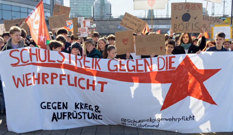 160401 Shell Jugendstudie - Auf die Barrikaden - Politik - Politik