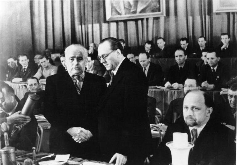 1610 Bundesarchiv Bild 183 W0910 305 Berlin SED SPD Vereinigungsparteitag - Brüder, in eins nun die Hände - Einheit der Arbeiterklasse - Einheit der Arbeiterklasse