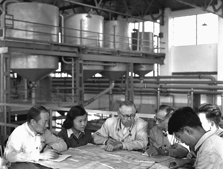 161301 DDR China - Die DDR half China in schwieriger Zeit - Hintergrund - Hintergrund