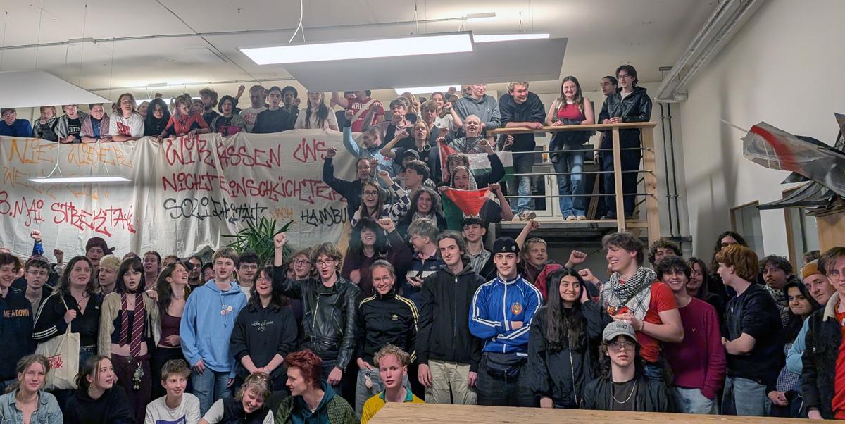 170503 Bildmeldung Streikkonferenz - 2. Schulstreikkonferenz gegen die Wehrpflicht - UZ vom 24. April 2026 - UZ vom 24. April 2026