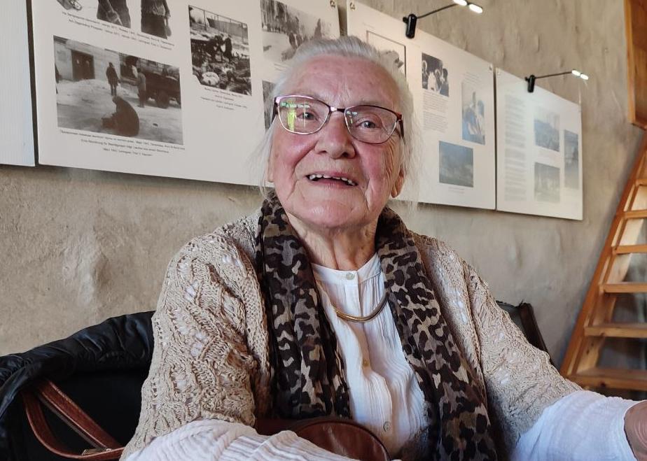 181001 Valentina - „Meine Lebenskarten gehören den Kindern“ - Blockade von Leningrad, Erinnerungskultur, Hungersnot, Valentina Hanke, Zeitzeugen - Theorie & Geschichte