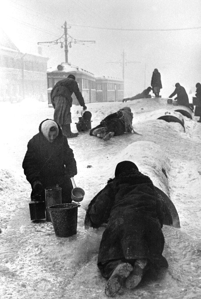 1810 RIAN archive 35 Leningradians taking water - „Meine Lebenskarten gehören den Kindern“ - Blockade von Leningrad, Erinnerungskultur, Hungersnot, Valentina Hanke, Zeitzeugen - Theorie & Geschichte