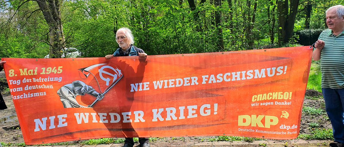 181501 Bergkamen - Gedenken an sowjetische Opfer - Christa Bröcher, Faschismus, Gedenkveranstaltung, Hannelore Thölke, Martin Schneider, Oleg Krasnitskiy, Paul Georg Lisztewink, Roland Kussel, Sowjetisches Ehrenmal, Völkermord - Aktion