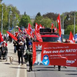 Ein Handschlag, der mahnt