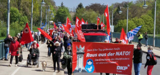 Ein Handschlag, der mahnt