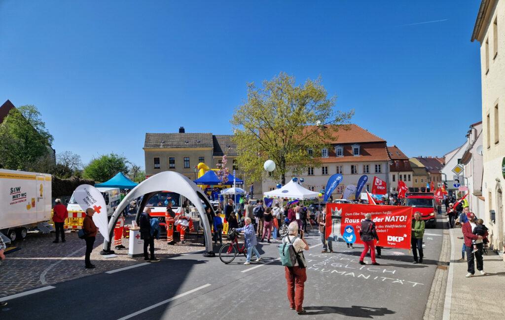 20260425 151331 web - Ein Handschlag, der mahnt - Brigitte Renkl, DKP, Friedeman Munkelt, Jutta Kausch-Henken, Martina Lennartz, Patrik Köbele, SDAJ, Tag der Begegnung, Torgau, VVN-VdA - Blog, Politik