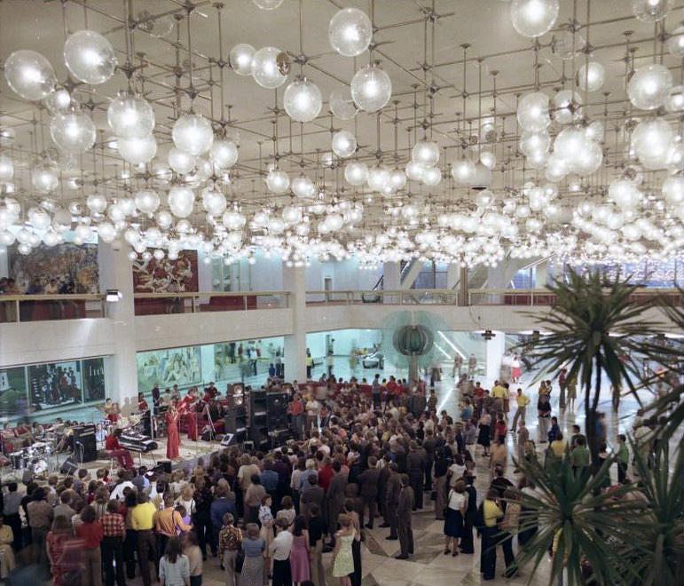 Bundesarchiv Bild 183 R0706 417 Berlin Palast der Republik Jugendtanz web - Ein Palast für das Volk - DDR, Freundeskreis „Palast der Republik“, Maigalerie, Palast der Republik - Blog